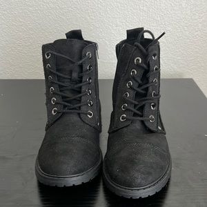 Very G Birdie lace up boot. Black size 8.5